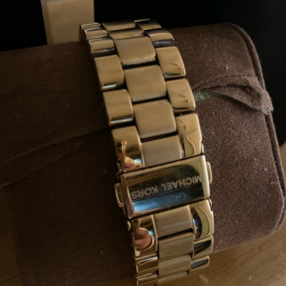 CLASSIC AND Beautiful gold Michael Kors timepiece.